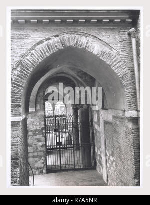 Lazio Latina Minturno S. Pietro, questa è la mia Italia, il paese italiano di storia visiva, architettura medievale, scultura architettonica, scultura, il pulpito di marmo e decorazione a mosaico, candelabro pasquale. Questa chiesa fu costruita nella metà del XI secolo con aggiunte del XIII-XIV secolo, e alterazioni all'interno nel XVII secolo. Una scalinata conduce fino a una veranda porticata, al di sopra del quale si erge il campanile. L interno della chiesa è con soffitto a volta con volte a crociera, ora decorate con casse e decorazioni in stucco. Vicino all'altare sono poste le candelab pasquale Foto Stock