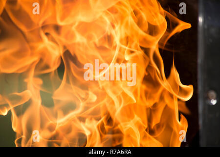 Le fiamme le riprese dalla griglia Foto Stock