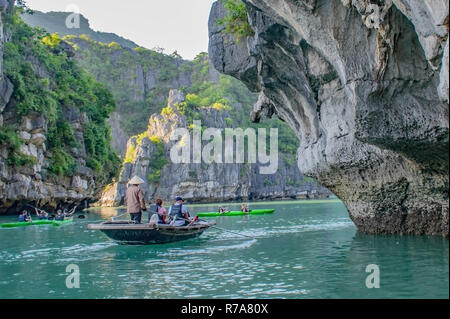 Una vista del tour in barca davanti a noi la vela vicino alle imponenti formazioni carsiche sulla nostra vacanza in Vietnam Halong Bay Nov 18 Foto Stock