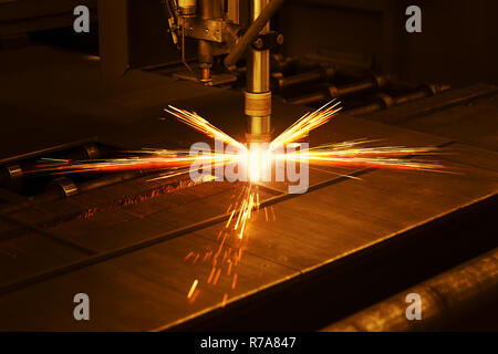 Industrial cnc macchina al plasma taglio della piastra in metallo Foto Stock