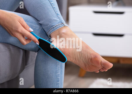 Close-up di una donna di mano piede di riempimento con File del piede Foto Stock