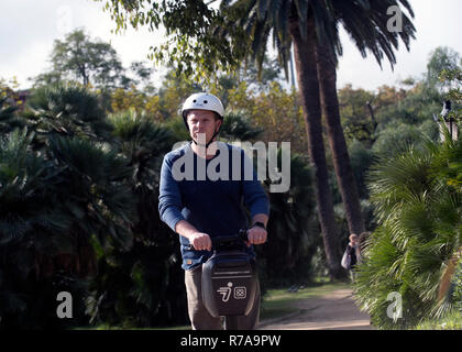 Uomo su Segway nel parco Ciutadella Barcellona Spagna Foto Stock