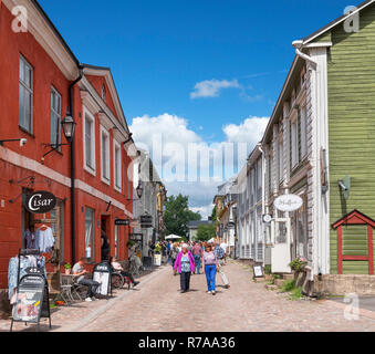 Negozi su Jokikatu, una tipica strada di ciottoli nella città vecchia (Vanha Porvoo), Porvoo, Uusimaa, Finlandia Foto Stock