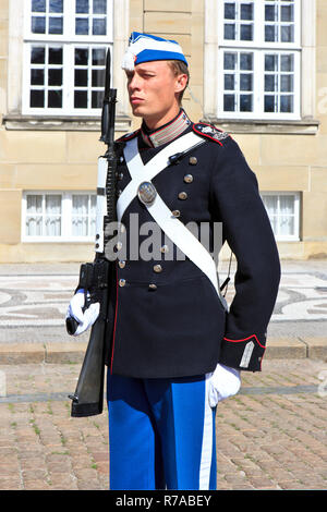 Un Royal Life Guard per la monarchia danese sul dovere al di fuori del Palazzo Amalienborg a Copenaghen, Danimarca Foto Stock