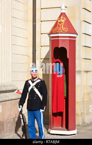 Un Royal Life Guard per la monarchia danese sul dovere di fronte al suo garitta all'esterno il palazzo di Amalienborg a Copenhagen, Danimarca Foto Stock