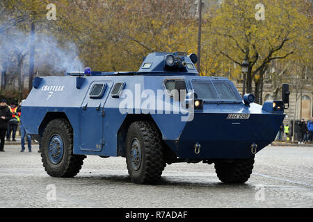 Blindati veicolo vanguard di poliziotti antisommossa - Dimostrazione dei giubbotti di colore giallo sulla Champs-Elysées, sabato 8 dicembre a Parigi in Francia Credito: Frédéric VIELCANET/Alamy Live News Foto Stock