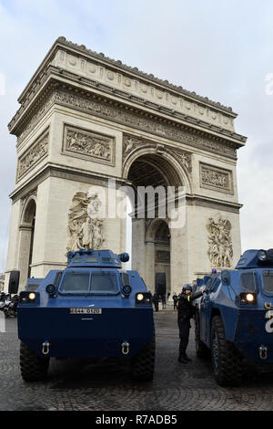 Blindati veicolo vanguard di poliziotti antisommossa - Dimostrazione dei giubbotti di colore giallo sulla Champs-Elysées, sabato 8 dicembre a Parigi in Francia Credito: Frédéric VIELCANET/Alamy Live News Foto Stock