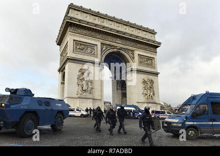 Blindati veicolo vanguard di poliziotti antisommossa - Dimostrazione dei giubbotti di colore giallo sulla Champs-Elysées, sabato 8 dicembre a Parigi in Francia Credito: Frédéric VIELCANET/Alamy Live News Foto Stock