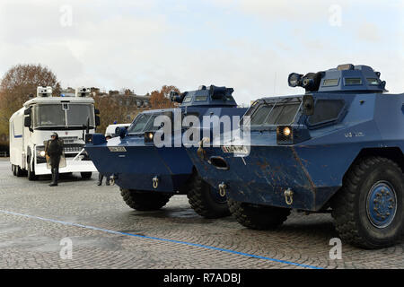 Blindati veicolo vanguard di poliziotti antisommossa - Dimostrazione dei giubbotti di colore giallo sulla Champs-Elysées, sabato 8 dicembre a Parigi in Francia Credito: Frédéric VIELCANET/Alamy Live News Foto Stock