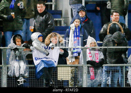 ZWOLLE , 08-12-2018 , MAC3PARK stadion , Stagione 2018 / 2019 , olandese Eredivisie . Notte piovosa a Zwolle per i tifosi durante la partita PEC Zwolle - Ajax Foto Stock