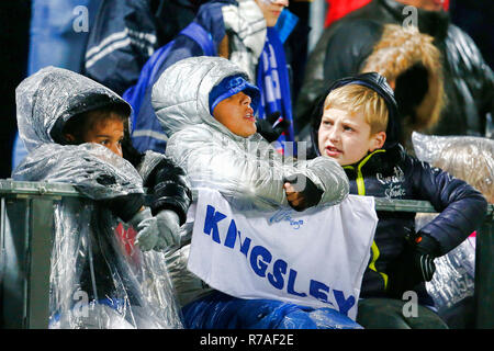 ZWOLLE , 08-12-2018 , MAC3PARK stadion , Stagione 2018 / 2019 , olandese Eredivisie . Notte piovosa a Zwolle per i tifosi durante la partita PEC Zwolle - Ajax PEC Zwolle - Ajax Foto Stock