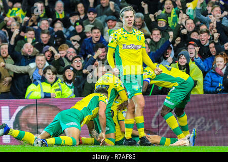 8 dicembre 2018, Carrow Road, Norfolk, Inghilterra; Sky scommessa campionato, Norwich City v Bolton Wonderers ; Todd Cantwell (36) di Norwich City celebra Teemu Pukki (22) di Norwich City il gol vincente per rendere il punteggio 3-2. Credito: Georgie Kerr/News immagini English Football League immagini sono soggette a licenza DataCo Foto Stock