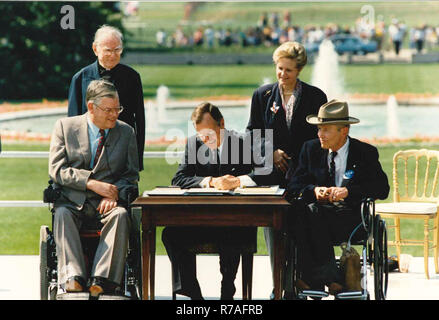 WASHINGTON, DC - settimana di dicembre 1, 2018: presidente Donald Trump - Un omaggio a 41 - Presidente George H. W Bush morto a 94 - Presidente George H.W. Bush firma in legge gli americani con disabilità atto durante una cerimonia sulla South Lawn della Casa Bianca Luglio 26, 1990 persone: il Presidente George H.W. Bussola Foto Stock