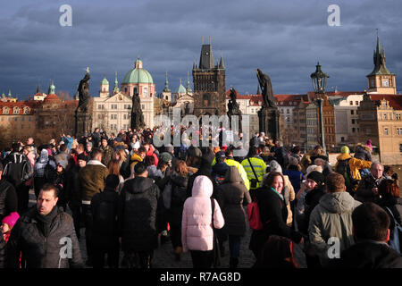 Praga, Repubblica Ceca. L'8 dicembre, 2018. Il turista a godere il caldo sul Ponte Carlo a Praga e in Repubblica Ceca. Il Ponte Carlo a Praga è una delle principali destinazioni turistiche della Repubblica ceca. Credito: Slavek Ruta/ZUMA filo/Alamy Live News Foto Stock