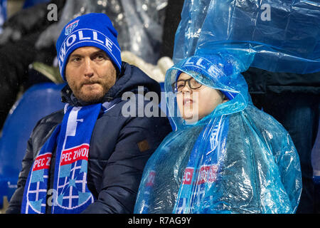 ZWOLLE , 08-12-2018 , MAC3PARK stadion , Stagione 2018 / 2019 , olandese Eredivisie . PEC Zwolle sostenitori durante il match PEC Zwolle - Ajax Foto Stock