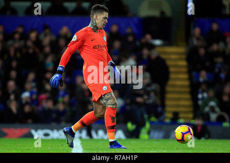 Londra, Regno Unito. 8 dicembre 2018. Ederson, il portiere del Manchester City in azione. Premier League, Chelsea v Manchester City a Stamford Bridge di Londra sabato 8 dicembre 2018. Questa immagine può essere utilizzata solo per scopi editoriali. Solo uso editoriale, è richiesta una licenza per uso commerciale. Nessun uso in scommesse, giochi o un singolo giocatore/club/league pubblicazioni. pic da Steffan Bowen/ Andrew Orchard fotografia sportiva/Alamy Live news Foto Stock