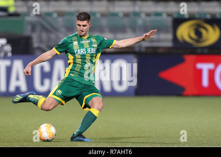 L'AIA - ADO - Graafschap , Calcetto , Stagione 2018/2019 , Eredivisie , Cars jeans Stadium , 08-12-2018 , lettore ADO Nick Kuipers sulla palla durante il gioco ADO - Graafschap . Foto Stock