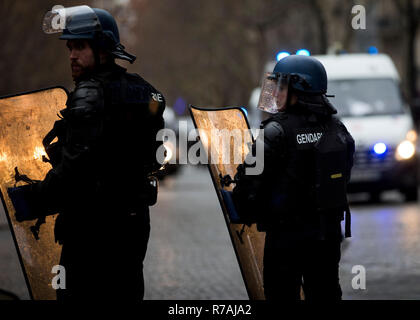 Parigi, Francia. 8 Dic 2018. CRS ufficiali si vede vicino al Arc De Triomphe durante un "Giubbotto giallo' protestare a Parigi. Senza alcuna affiliazione politica, "Giubbotto giallo' circolazione raduni in varie città in Francia questo sabato contro le tasse e aumento dei prezzi del carburante. Credito: SOPA Immagini limitata/Alamy Live News Foto Stock