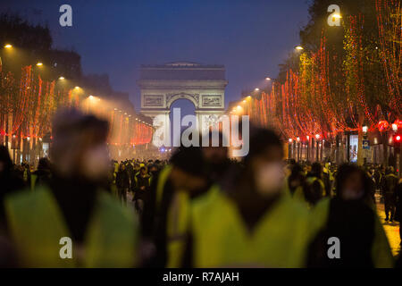 Parigi, Francia. 8 Dic 2018. Manifestanti hanno veduto camminare pacificamente su Champs-Elysées durante un "Giubbotto giallo' protestare a Parigi. Senza alcuna affiliazione politica, "Giubbotto giallo' circolazione raduni in varie città in Francia questo sabato contro le tasse e aumento dei prezzi del carburante. Credito: SOPA Immagini limitata/Alamy Live News Foto Stock