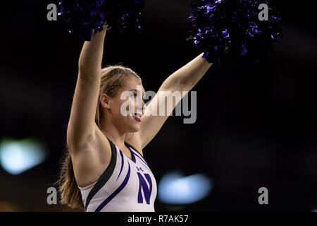 Indianapolis NEGLI STATI UNITI. 1 dicembre, 2018. Un Northwestern Wildcats cheerleader esegue nel 2018 Big dieci partita di campionato tra la Northwestern Wildcats e la Ohio State Buckeyes su dicembre 01, 2018 a Lucas Oil Stadium di Indianapolis, IN. Adam Lacy/CSM/Alamy Live News Foto Stock