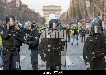 La Francia. L'8 dicembre, 2018. Polizia vicino al Arc de Triomphe durante la dimostrazione della ''canottiere giallo'' manifestanti contro le tasse in aumento in Avenue des Champs-Élysées a Parigi. Credito: Celestino Arce Lavin/ZUMA filo/Alamy Live News Foto Stock