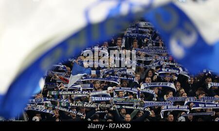 Gelsenkirchen, Deutschland. 08 Dic, 2018. firo: 08.12.2018 calcio, 1.Bundesliga, stagione 2018/2019 FC Schalke 04 - BVB Borussia Dortmund ventole, bandiera Hintzerleger | Utilizzo di credito in tutto il mondo: dpa/Alamy Live News Foto Stock