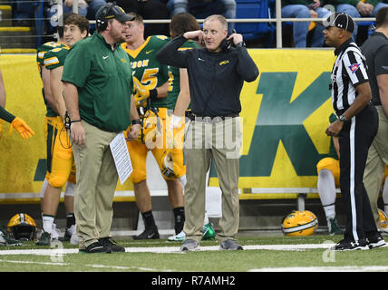 8 dicembre 2018: North Dakota State Bison head coach Chris Klieman guarda durante un FCS NCAA playoff quarti di finale partita di calcio tra la Colgate University predatori e dello Stato del North Dakota Bison a Fargo Dome, Fargo, il Dakota del Nord. Il Dakota del Nord stato sconfitto Colgate 35-0. Foto di Russell Hons Foto Stock