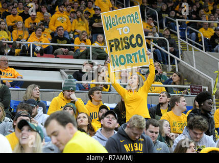 8 dicembre 2018: North Dakota State fan tifare per la loro squadra durante un FCS NCAA playoff quarti di finale partita di calcio tra la Colgate University predatori e dello Stato del North Dakota Bison a Fargo Dome, Fargo, il Dakota del Nord. Il Dakota del Nord stato sconfitto Colgate 35-0. Foto di Russell Hons Foto Stock