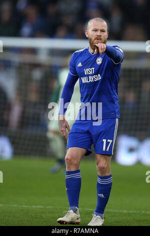 Cardiff, Regno Unito. 8 Dic 2018. Aron Gunnarsson di Cardiff City rivolta verso l. Premier League, Cardiff City v Southampton al Cardiff City Stadium sabato 8 dicembre 2018. Questa immagine può essere utilizzata solo per scopi editoriali. Solo uso editoriale, è richiesta una licenza per uso commerciale. Nessun uso in scommesse, giochi o un singolo giocatore/club/league pubblicazioni. pic da Andrew Orchard/Andrew Orchard fotografia sportiva/Alamy Live news Foto Stock
