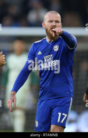 Cardiff, Regno Unito. 8 Dic 2018. Aron Gunnarsson di Cardiff City rivolta verso l. Premier League, Cardiff City v Southampton al Cardiff City Stadium sabato 8 dicembre 2018. Questa immagine può essere utilizzata solo per scopi editoriali. Solo uso editoriale, è richiesta una licenza per uso commerciale. Nessun uso in scommesse, giochi o un singolo giocatore/club/league pubblicazioni. pic da Andrew Orchard/Andrew Orchard fotografia sportiva/Alamy Live news Foto Stock