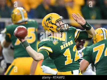 8 dicembre 2018: North Dakota State Bison quarterback Easton Stick (12) si prepara a passare durante un FCS NCAA playoff quarti di finale partita di calcio tra la Colgate University predatori e dello Stato del North Dakota Bison a Fargo Dome, Fargo, il Dakota del Nord. Il Dakota del Nord stato sconfitto Colgate 35-0. Foto di Russell Hons Foto Stock