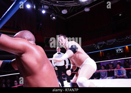 Kiel, Germania. 08h dicembre, 2018. Wrestler inglese Kay Jutler è vincere il massimo campionato di Apu Singh © Björn Deutschmann/Alamy Live News Foto Stock