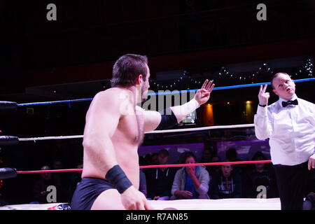 Kiel, Germania. 08h dicembre, 2018. Wrestler inglese Kay Jutler è vincere il massimo campionato di Apu Singh © Björn Deutschmann/Alamy Live News Foto Stock