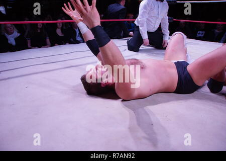 Kiel, Germania. 08h dicembre, 2018. Wrestler inglese Kay Jutler è vincere il massimo campionato di Apu Singh © Björn Deutschmann/Alamy Live News Foto Stock