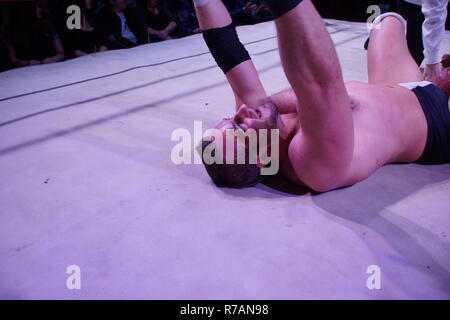 Kiel, Germania. 08h dicembre, 2018. Wrestler inglese Kay Jutler è vincere il massimo campionato di Apu Singh © Björn Deutschmann/Alamy Live News Foto Stock