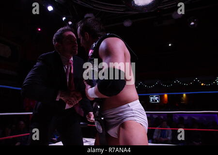 Kiel, Germania. 08h dicembre, 2018. Wrestler inglese Kay Jutler è vincere il massimo campionato di Apu Singh © Björn Deutschmann/Alamy Live News Foto Stock