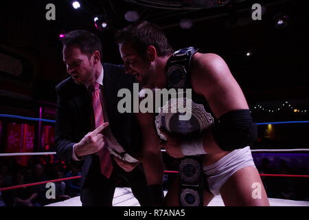 Kiel, Germania. 08h dicembre, 2018. Wrestler inglese Kay Jutler è vincere il massimo campionato di Apu Singh © Björn Deutschmann/Alamy Live News Foto Stock