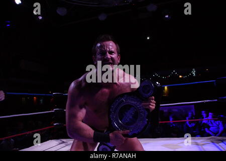 Kiel, Germania. 08h dicembre, 2018. Wrestler inglese Kay Jutler è vincere il massimo campionato di Apu Singh © Björn Deutschmann/Alamy Live News Foto Stock