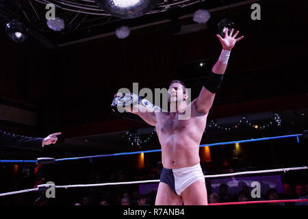 Kiel, Germania. 08h dicembre, 2018. Wrestler inglese Kay Jutler è vincere il massimo campionato di Apu Singh © Björn Deutschmann/Alamy Live News Foto Stock
