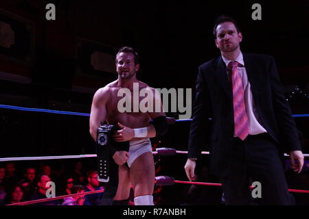 Kiel, Germania. 08h dicembre, 2018. Wrestler inglese Kay Jutler è vincere il massimo campionato di Apu Singh © Björn Deutschmann/Alamy Live News Foto Stock