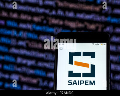 Kiev, Ucraina. Il 7 dicembre, 2018. La Saipem logo azienda vede visualizzato sul telefono intelligente. Credito: Igor Golovniov SOPA/images/ZUMA filo/Alamy Live News Foto Stock