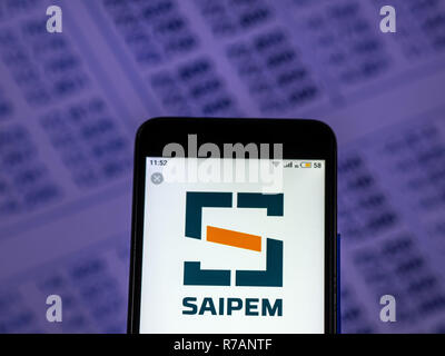 Kiev, Ucraina. Il 7 dicembre, 2018. La Saipem logo azienda vede visualizzato sul telefono intelligente. Credito: Igor Golovniov SOPA/images/ZUMA filo/Alamy Live News Foto Stock