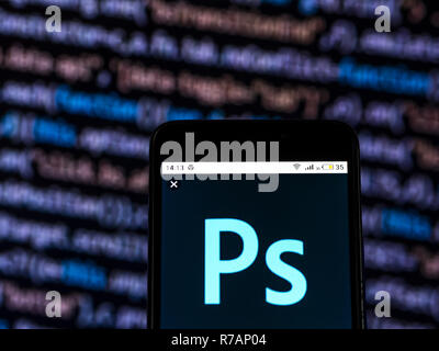 Kiev, Ucraina. Il 7 dicembre, 2018. Adobe Photoshop software scaricabili visto il logo visualizzato sul telefono intelligente. Credito: Igor Golovniov SOPA/images/ZUMA filo/Alamy Live News Foto Stock