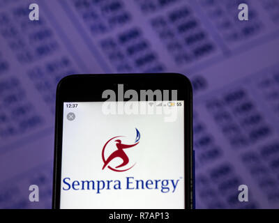 Kiev, Ucraina. Il 7 dicembre, 2018. Sempra Energy Utilities logo azienda vede visualizzato sul telefono intelligente. Credito: Igor Golovniov SOPA/images/ZUMA filo/Alamy Live News Foto Stock