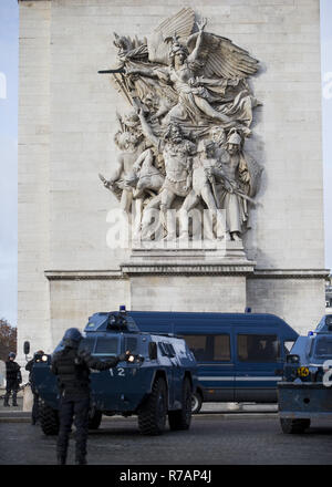 Parigi, Francia. L'8 dicembre, 2018. Veicoli blindati visto arrivare all'Arc de Triomphe durante un "Giubbotto giallo' protestare a Parigi.senza alcuna affiliazione politica, l''˜Giubbotto giallo' circolazione raduni in varie città in Francia questo sabato contro le tasse e aumento dei prezzi del carburante. Credito: Sathiri Kelpa SOPA/images/ZUMA filo/Alamy Live News Foto Stock