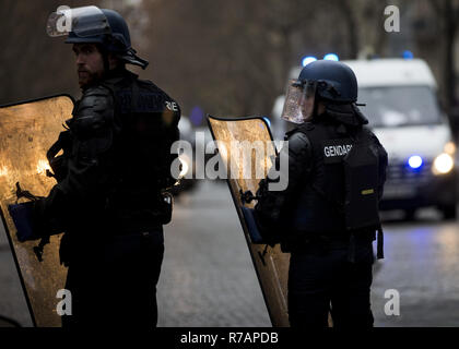 Parigi, Francia. L'8 dicembre, 2018. CRS ufficiali si vede vicino al Arc De Triomphe durante un "Giubbotto giallo' protestare a Parigi.senza alcuna affiliazione politica, l''˜Giubbotto giallo' circolazione raduni in varie città in Francia questo sabato contro le tasse e aumento dei prezzi del carburante. Credito: Sathiri Kelpa SOPA/images/ZUMA filo/Alamy Live News Foto Stock