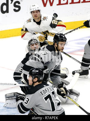 Los Angeles, California, USA. L'8 dicembre, 2018. Los Angeles Kings goalie Jonathan Quick (32) gli occhi su il puck contro Vegas Golden cavalieri durante un 2018-2019 NHL Hockey gioco in Los Angeles, 8 dicembre 2018. Los Angeles Kings ha vinto 5-1. Credito: Ringo Chiu/ZUMA filo/Alamy Live News Foto Stock