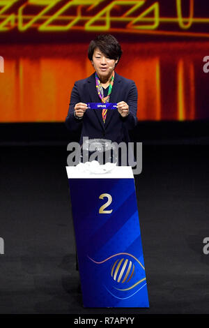 Boulogne, Francia l'8 dicembre, 2018. Calcio giapponese player Aya Miyama mostra lo slittamento per " Spagna " durante il FIFA Coppa del Mondo Donne Francia 2019 disegnare tenutasi presso la Seine Musicale a Boulogne-Billancourt in Francia il 8 dicembre 2018. Credito: Chen Yichen/Xinhua/Alamy Live News Foto Stock