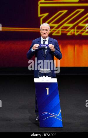 Boulogne, Francia l'8 dicembre, 2018. Nazionale di calcio francese allenatore Didier Deschamps mostra lo slittamento per 'Germania' durante la FIFA Coppa del Mondo Donne Francia 2019 disegnare tenutasi presso la Seine Musicale a Boulogne-Billancourt in Francia il 8 dicembre 2018. Credito: Chen Yichen/Xinhua/Alamy Live News Foto Stock