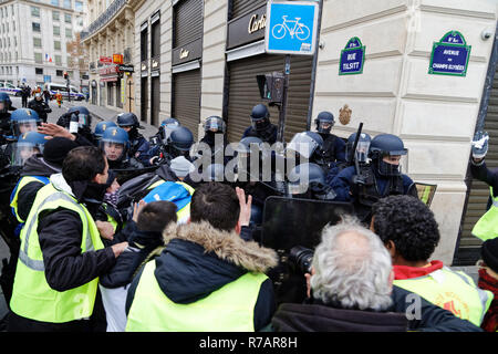 Parigi, Francia. L'8 dicembre, 2018. Il gilet giallo investire Champs-Élysées e si scontrano con la polizia antisommossa l 8 dicembre 2018 a Parigi, Francia. Credito: Bernard Menigault/Alamy Live News Foto Stock